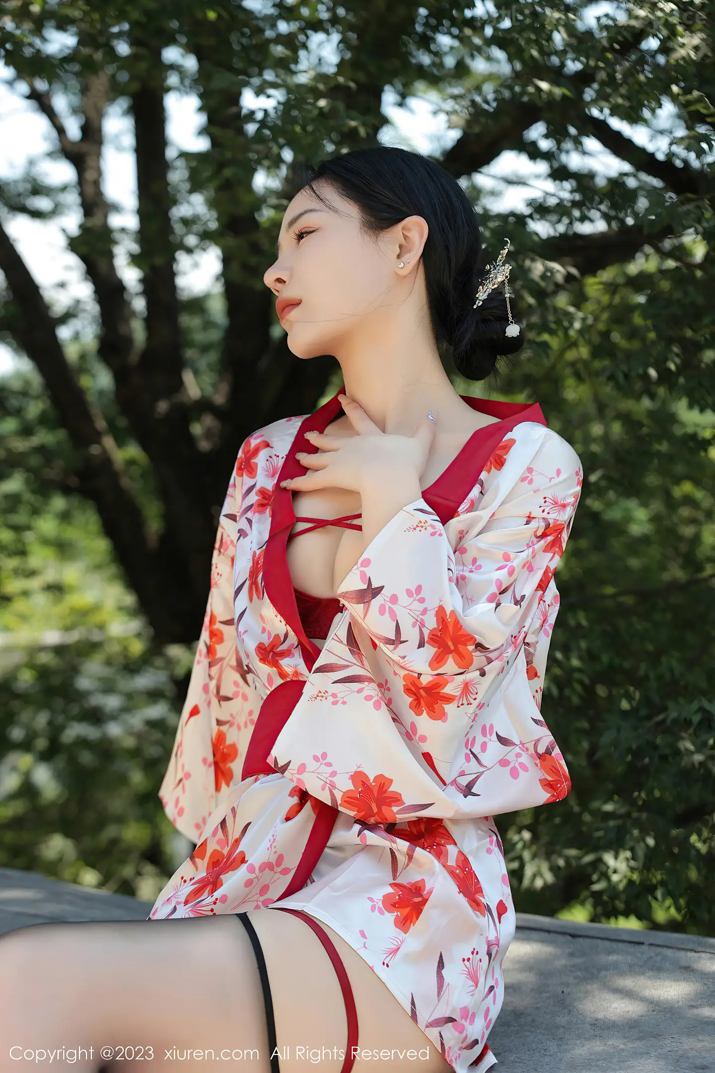 图片[2]-[XiuRen秀人网]VOL.7177 模特米粒子脱性感和服露红色蕾丝内衣配黑丝吊袜迷人诱惑写真50P-秀人网官方网站